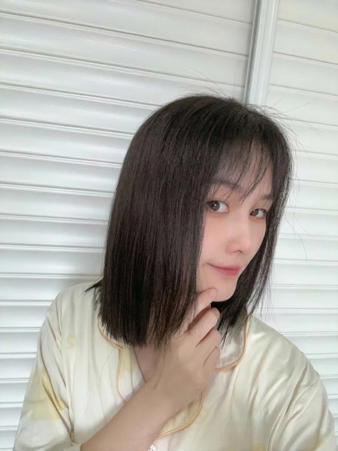 将头发颜色修改为自然的黑茶色，保留其他内容不变，保证整体自然真实预览效果