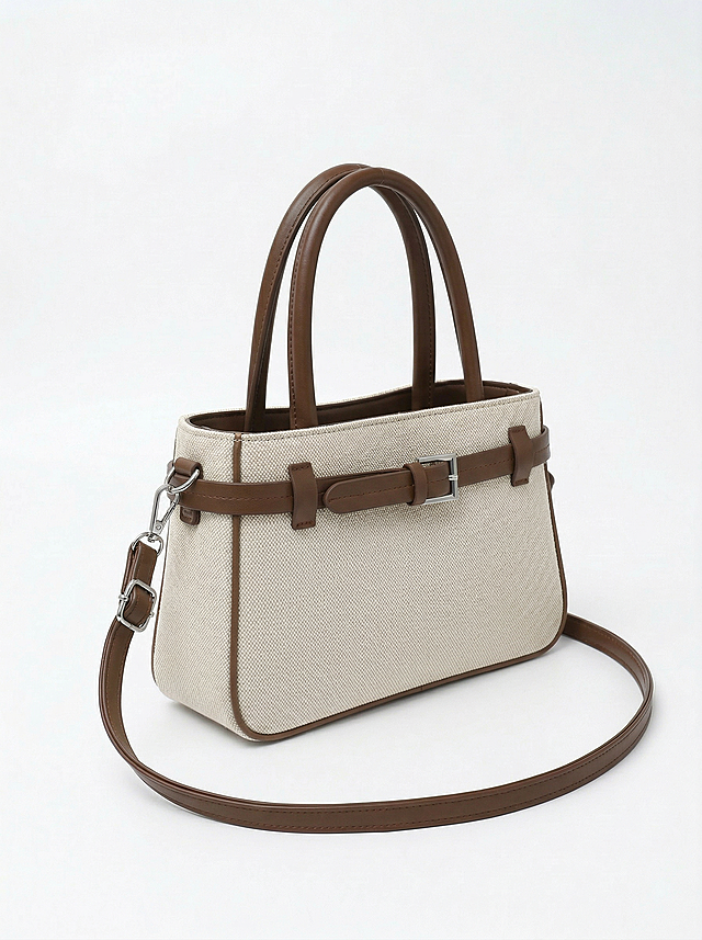 将包包的主体颜色替换为米白色，保留棕色的把手、腰带和肩带，其他细节不变