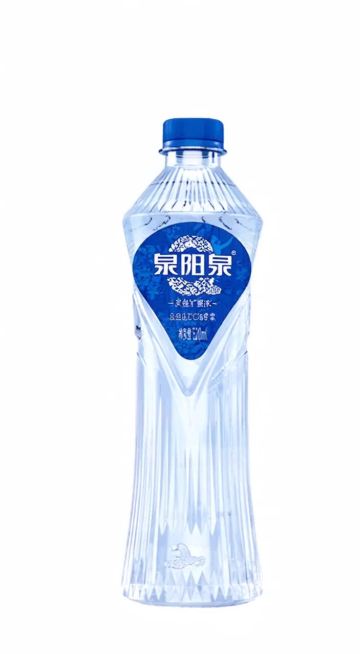 古装主播坐直播间餐桌旁，展示泉阳泉天然矿泉水，不要切换镜头，不要字幕。台词主要介绍卖点，20秒内说完。预览效果