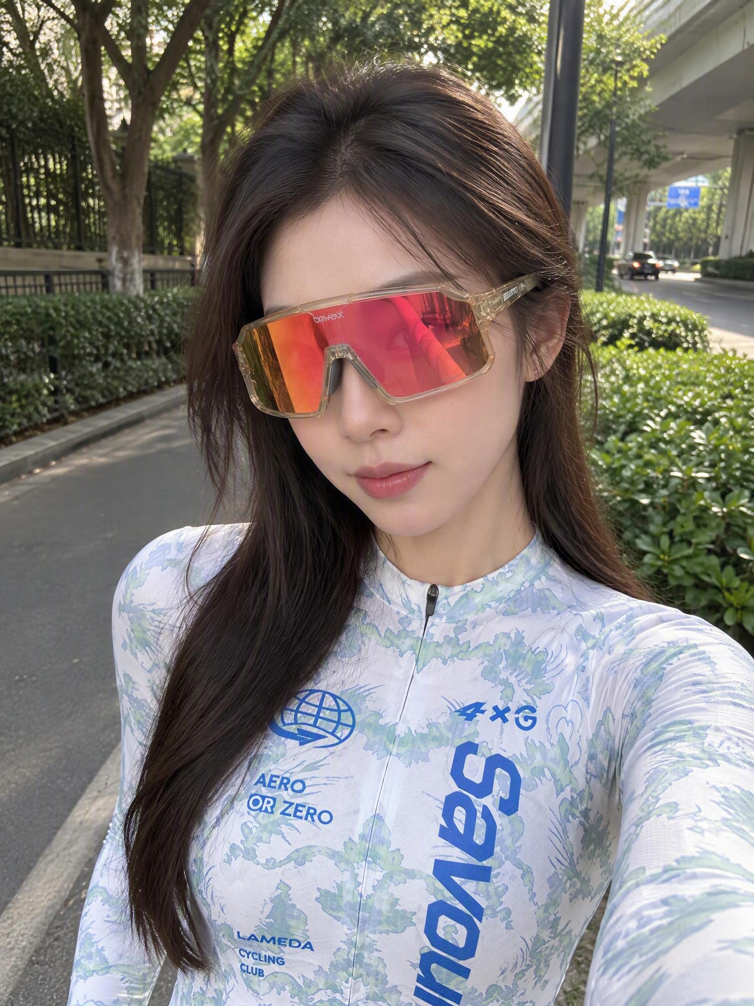 一位漂亮的中国年轻女生，五官精致，化着干净又漂亮的妆容，哑光底… - 图片创意预览
