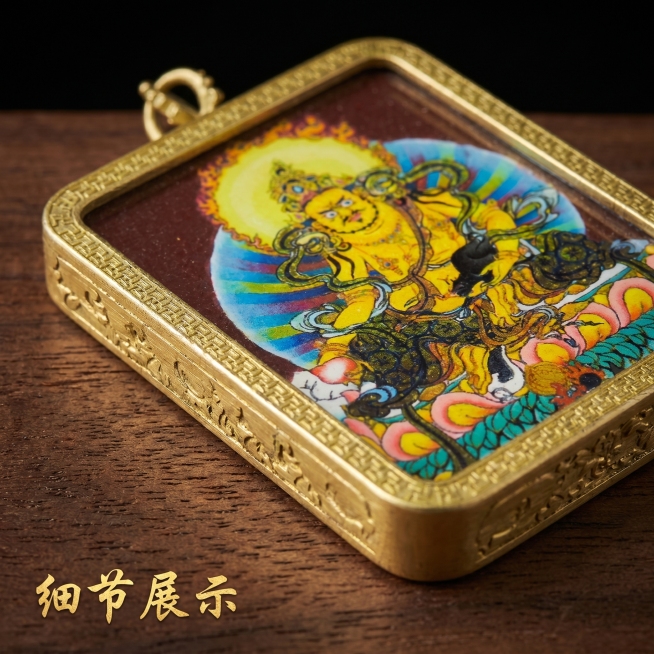 [主图 2] 唐卡吊坠细节特写展示主图，文创饰品实拍。[氛围风格] 传统国风精致质感，细节清晰高级。[画质] 商业摄影质感、光线柔和通透、产品清晰真实、画面干净高级。[元素] 唐卡吊坠局部细节特写，展预览效果