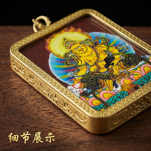 [主图 2] 唐卡吊坠细节特写展示主图，文创饰品实拍。[氛围风格] 传统国风精致质感，细节清晰高级。[画质] 商业摄影质感、光线柔和通透、产品清晰真实、画面干净高级。[元素] 唐卡吊坠局部细节特写，展示黄铜边框纹理和唐卡图案细节，突出产品做工精细，保持产品材质、颜色、纹理与原产品一致，无变形无色差。产品占比约70%，放置在深棕色肌理背景上，背景干净简洁。[光影] 侧光拍摄，突出边框金属纹理和图案绘制细节，明暗对比自然，纹理清晰可见。[配色] 深棕色背景，金色边框，彩色图案保留原有色彩，整体和谐统一。[视角构图] 特写构图，细节区域居中展示，焦点清晰。[文字版式] 左下负空间标注“细节展示”小字金色字体，不遮挡主体。[比例分辨率] 1:1比例，2k分辨率，画面超高清。[负向提示词] 变形，水印，文字错乱，背景杂乱，违规宣传。
