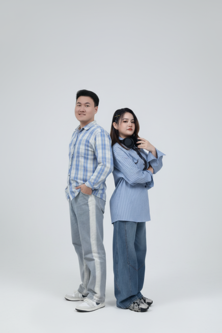 把这两个人放进去一张图里 摄影棚白色背景 两人背靠背 动作和谐，两个人物的动作不改变 女生在右边 男生在左边预览效果