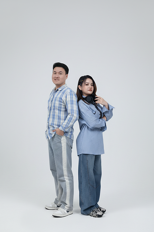 把这两个人放进去一张图里 摄影棚白色背景 两人背靠背 动作和谐，两个人物的动作不改变 女生在右边 男生在左边