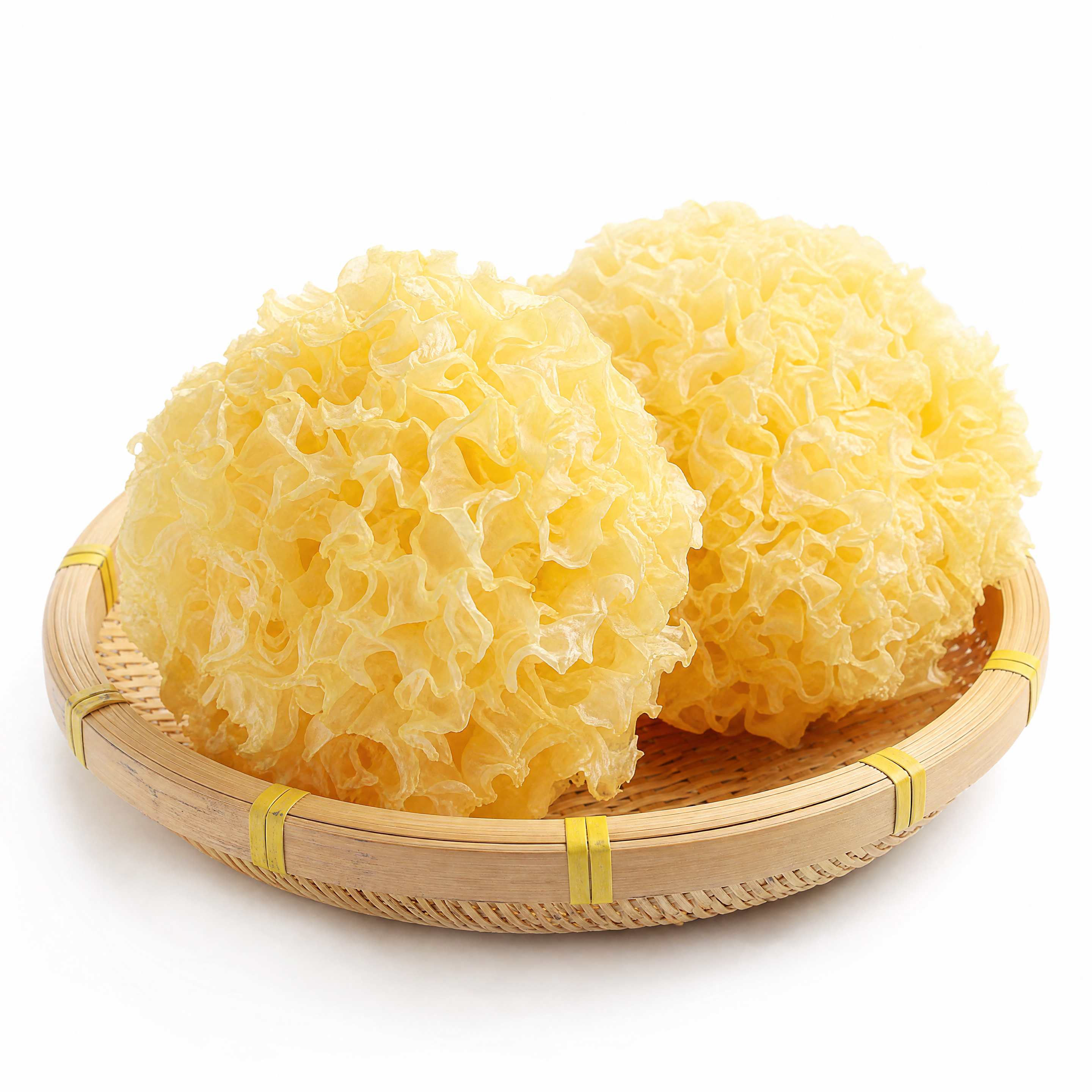 参考图中的银耳形态和竹编簸箕风格，重新生成画面：两朵饱满的干银… - 图片创意预览