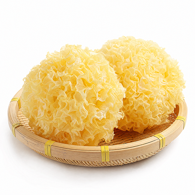 参考图中的银耳形态和竹编簸箕风格，重新生成画面：两朵饱满的干银耳放置在竹编簸箕中，银耳呈自然的淡黄色，花瓣纹理细腻通透、层次丰富，竹编簸箕带有黄色绑带装饰，纯白背景，产品摄影风格，光线柔和均匀，高清细节，商业美食摄影质感