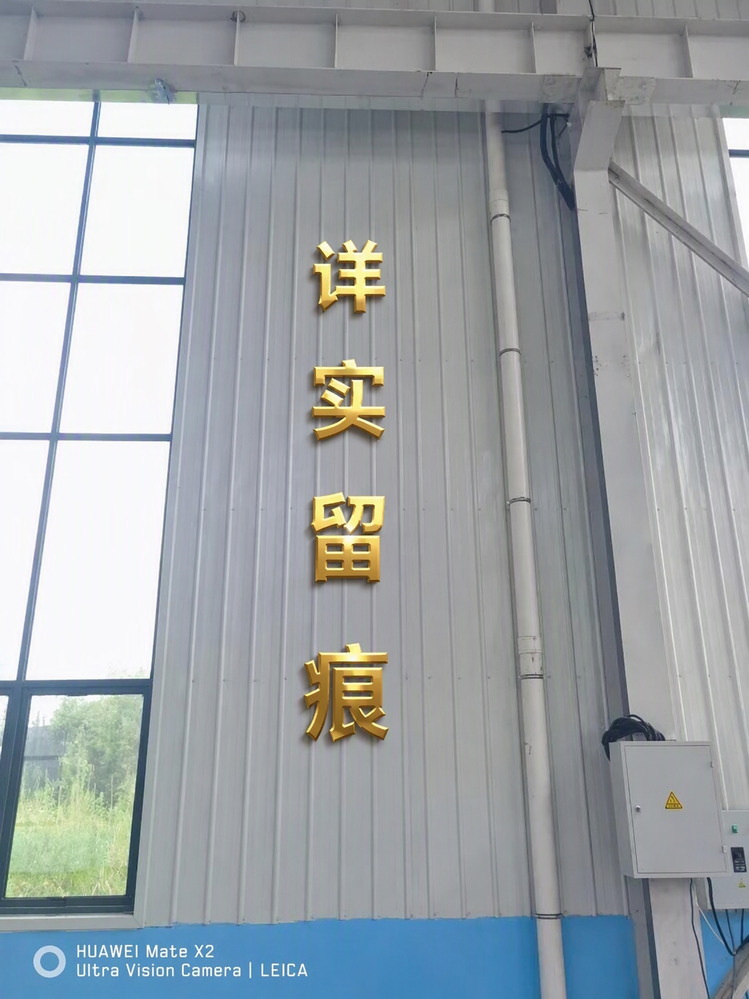 将图中的绿色文字改为参考图中的真实立体钛金/黄铜金属字效果：高… - 图片创意预览