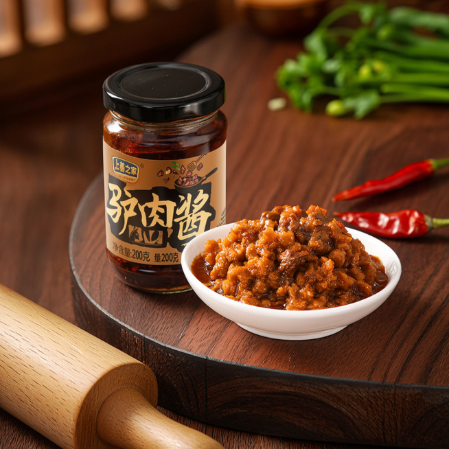 超写实美食摄影，温馨烟火气的厨房场景。
主体：驴肉酱罐头和盛放在白碗中的驴肉酱严格参照上传图片，完整保留所有可见组件、轮廓、结构、比例、材质、颜色与产品本体上的文字信息（logo/型号/规格/参数），预览效果