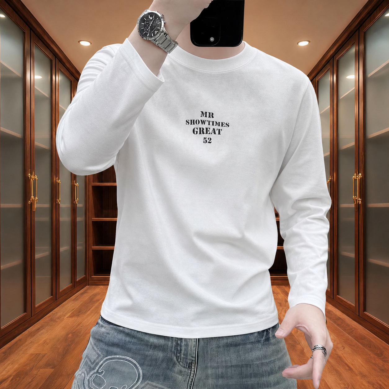 将第一张模特身上的白色短袖T恤，替换为第二张图片中的白色长袖上… - 图片创意预览