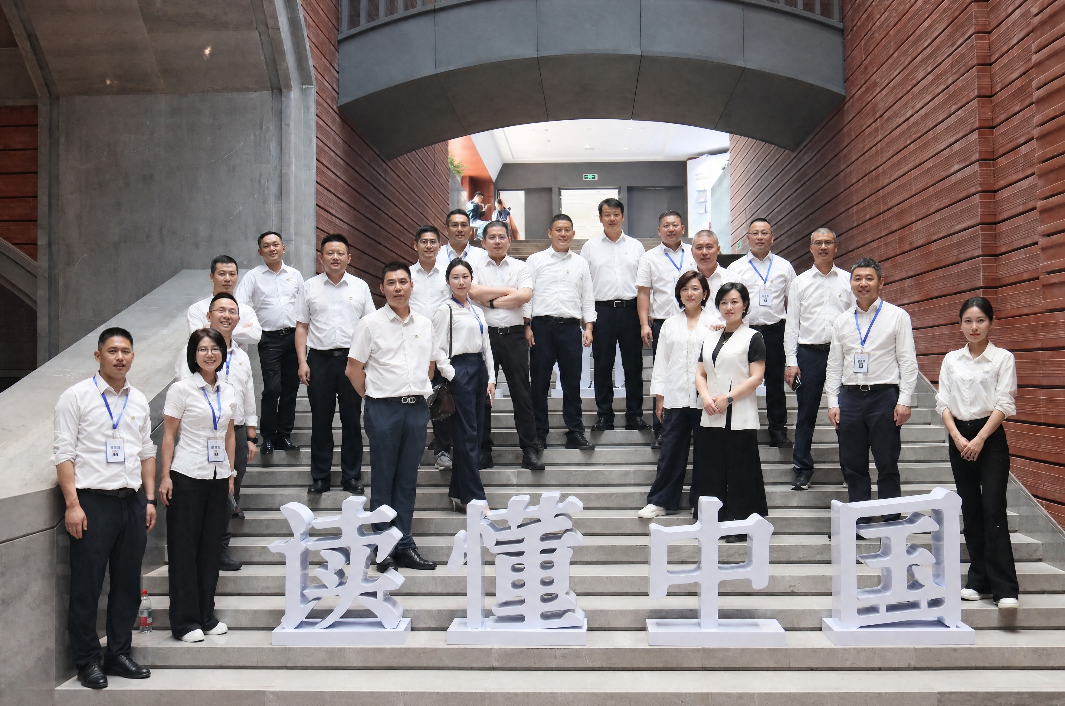 将第一张图中的两位女性（一位穿白色衬衫黑色长裤，另一位穿白色马… - 图片创意预览