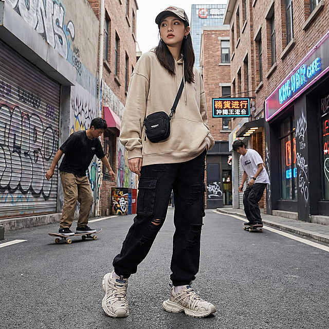 帮我生成一张模特穿着这双鞋的宣传图