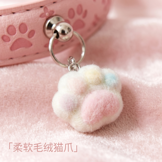 [主图 3] 材质细节挂饰特写图。[氛围风格] 轻奢可爱动漫风，柔软可爱质感。[画质] 商业摄影质感，光线柔和通透，产品清晰真实，画面干净高级，超高清。[元素] 特写展示软萌彩色毛毡猫爪挂饰和金属连接预览效果