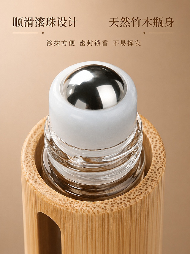 [第4屏] 工艺细节-滚珠设计与原木瓶身特写展示。本屏使用【图1】作为产品主体。
[氛围/风格] 微距细节展示，真实工业艺感。
[元素布局] 极致微距特写滚珠头部区域，突出不锈钢滚珠顺滑结构，竹制外瓶纹理清晰可见，产品细节放大，让用户清晰看到做工。保持产品结构和颜色和输入图一致。产品占比约80%，背景纯净浅棕色渐变，突出细节。
[光影质感] 侧光打亮，金属滚珠高光清晰，竹纹理凹凸光影自然，细节锐利。
[配色色系] 背景浅棕渐变，主体竹米黄和金属亮银，对比清晰。
[视角构图] 微距平视，焦点落在滚珠部位，景深较浅，突出细节。
[文字版式] 左上标注「顺滑滚珠设计」，右上标注「天然竹木瓶身」，下方小字「涂抹方便 密封锁香 不易挥发」，文字小而清晰，不遮挡核心细节。
[比例分辨率] 3:4竖版比例，4K分辨率，文字清晰可辨，高清画质。
[负向提示词] 产品变形，文字错乱，颜色偏差，水印。
