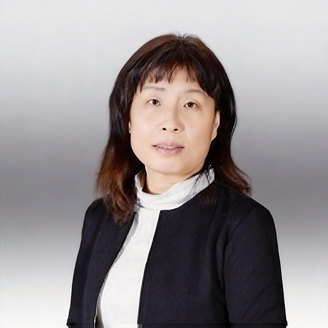 请你把这10个人的背景统一调整成浅灰色，非常浅的渐变灰，然后再扩图成正方形，最后要所有的人脸差不多大小，再帮我高清处理后导出