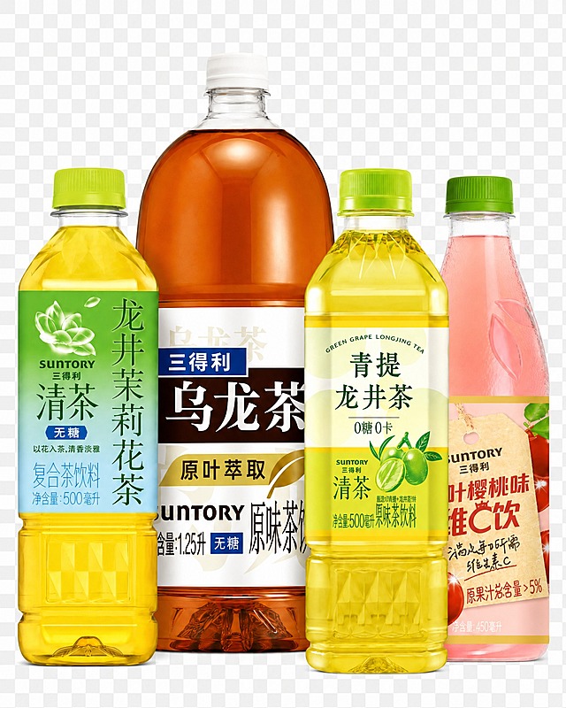 将四瓶三得利饮料按照参考图的方式紧密排列在一起，瓶身相互靠近，不要分散开，从左到右依次是：龙井茉莉花茶（绿色标签小瓶）、乌龙茶（棕色标签大瓶，放在中间最高）、青提龙井茶（黄绿色标签小瓶）、针叶樱桃味维C饮（粉色标签小瓶）。瓶子大小比例协调，乌龙茶大瓶明显高于其他三瓶，整体排列紧凑密集，瓶身之间有部分重叠，底部对齐，透明背景，产品摄影风格，高清质感，光线均匀