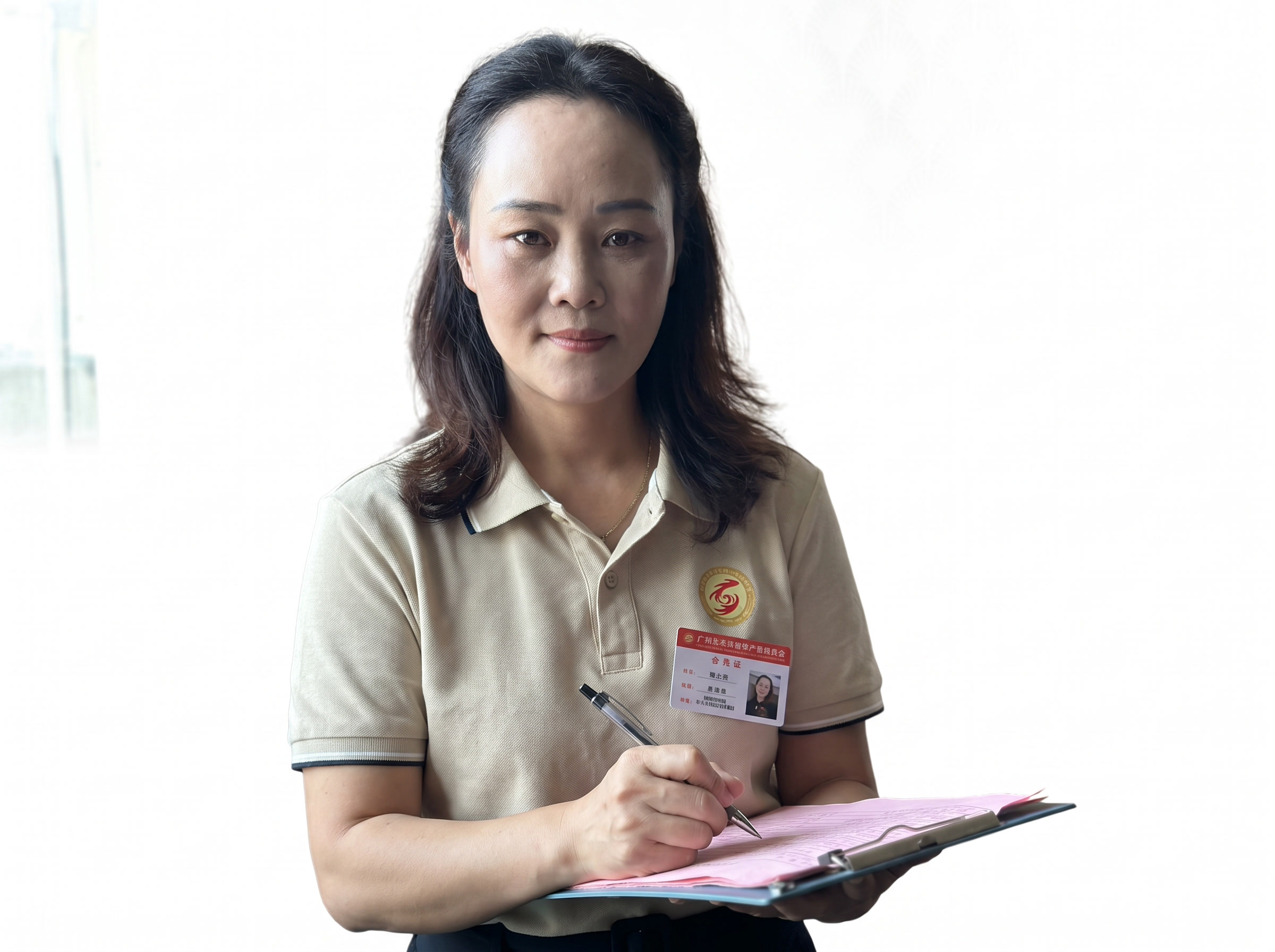 去除背景留白，人物只保留上半身，正面面对镜头，保持人物面部和服… - 图片创意预览