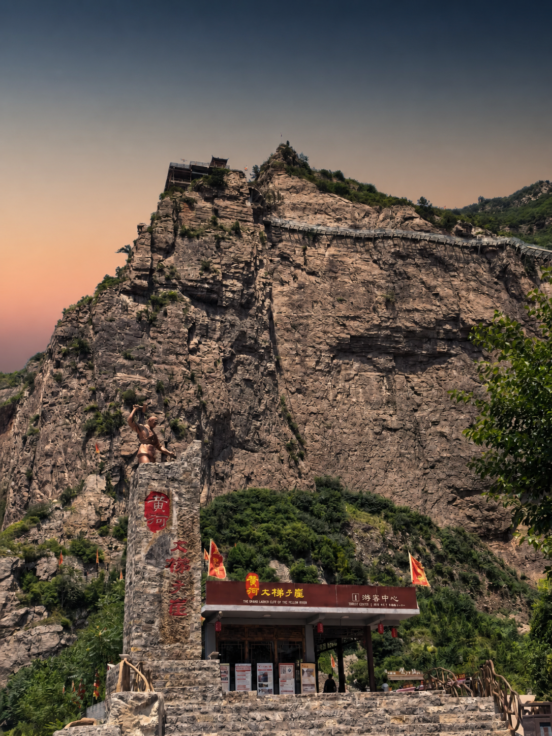 将图二照片的天空部分替换为图一的渐变天空（从上方深蓝灰色过渡到… - 图片创意预览