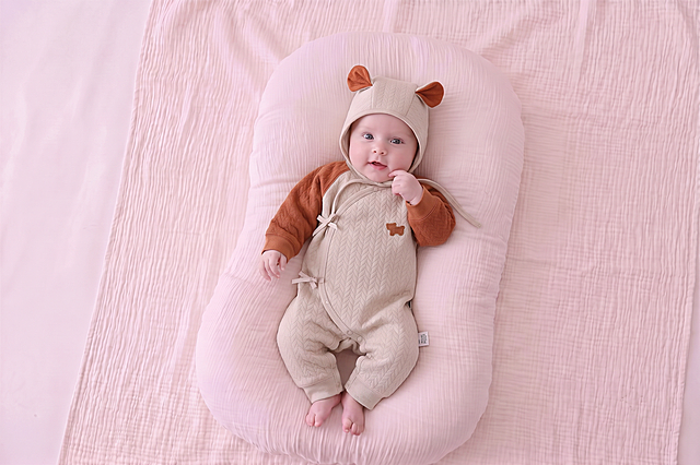 把图1模特的衣服替换成图2的衣服，保持图2衣服的版型和面料纹理质感。把图1模特的帽子替换成图3的帽子，保持图3帽子的版型和纹理质感。其他保持不变。