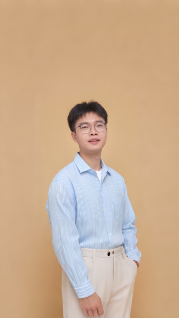 去除图片上所有的英文文字和水印，保留原本的人物肖像和浅棕纯色背景，保持人物样貌和穿着不变，画质清晰预览效果