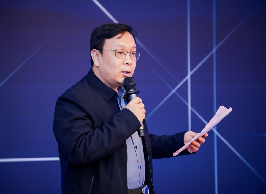 左边这个是参考图，把右边的这个人物做成这种类似的专家宣传海报，里面不要出现任何文字预览效果