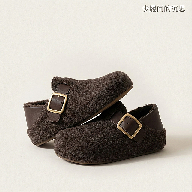 构图： 极简构图。一双勃肯鞋（左鞋微微叠在右鞋前上方，呈自然放松状态）置于画面中央偏下位置。

背景： 浅米白色哑光背景，或有非常浅的、类似纸张纹理的肌理。

产品占比： 精确占据画面60%的面积，确保视觉重心。

元素： 仅在画面右上角空白处，有一行小字（字体选用衬线体，如宋体或仿宋变体）：「步履间的沉思」。字号小，颜色为浅灰色。

焦点： 自然光从侧上方打下，清晰展现毛呢面料的编织纹理与鞋型轮廓。画面干净、安静，突出鞋子的本身形态与高级质感。