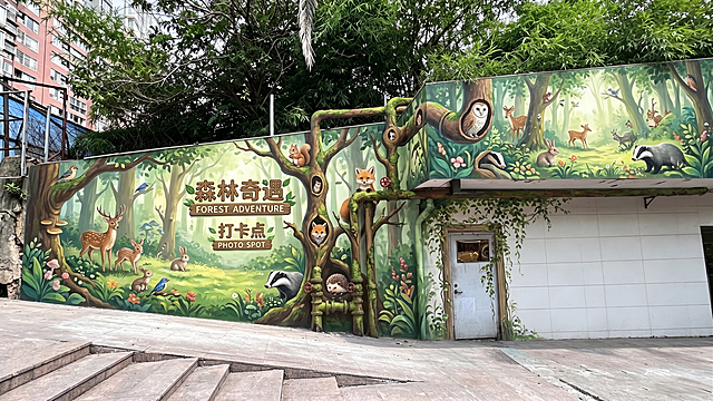 基于现有墙面和水管，设计森林动物主题创意打卡彩绘墙，整面设计区域都做彩绘，给水管重新上色融入绿植树干，修补破损白墙，不包含门右侧墙面，保留门上方墙面，各种小动物从水管口探出来，风格清新自然适合打卡
