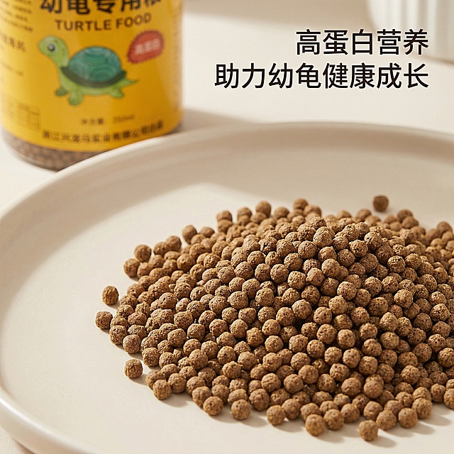 生成第三张幼龟专用粮主图，展示产品细节卖点，保持舒适简约家居治愈风，微距展示饲料颗粒均匀细小纹理，浅米灰色干净背景，柔和自然光，文案“高蛋白营养 助力幼龟健康成长”，排版简约不遮挡主体，保持风格统一。