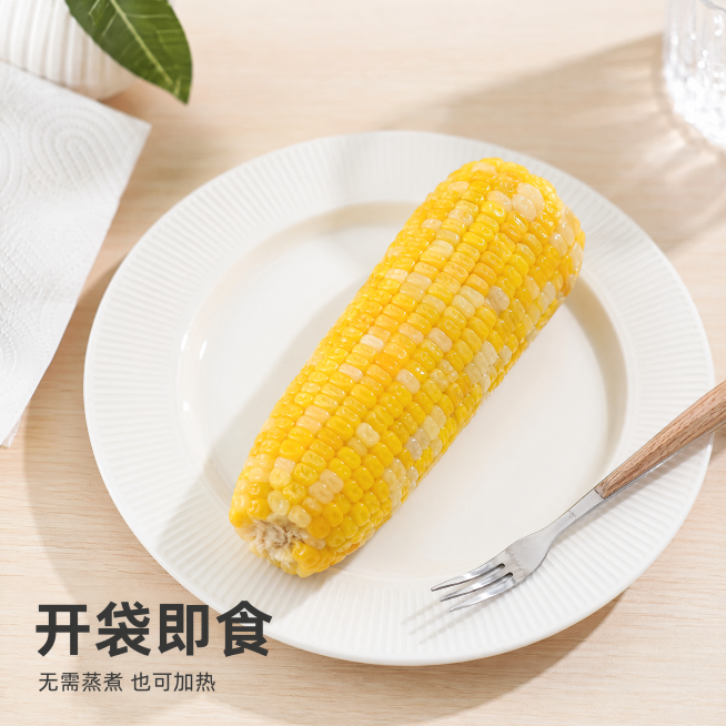 [主图-4] 食用便捷场景体验图，生活代入。氛围风格：居家温馨感，真实使用场景。画质：商业美食摄影质感，光线柔和通透，产品清晰真实，画面干净高级。元素：拆开真空包装的玉米摆放在家用白色餐盘上，旁边放有预览效果