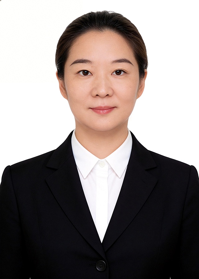 保留第一张图中人物发型、脸型、年龄特征生成标准样式纯正面证件照;人物主体严格居中,头部大小与位置严格对齐第二张图,双肩水平平衡,面部中轴线对齐画面中心,正视前方;标准证件照构图,人物绝对居中;头顶上方距离上边缘高度10%,下巴距离画面下边缘高度30%,人物主体占比约68%;肩部平展与画面水平轴平行;头部占比严格对齐第二张图;提亮肤色,消除暗沉,清透裸妆,隐形毛孔,均匀肤色,唇色自然提亮;肤色白皙细腻,轻透裸妆+微微提亮;底妆轻薄服帖;淡妆:极细内眼线,唇色微微润泽;眼神澄澈,看向镜头,气质自信,嘴角微微上扬表情自然;耳廓可见度一致;肩部平展,肩线与画面水平轴平行;头肩比例协调呈现;免冠,不戴帽子,无头饰,无发带;不戴眼镜,不戴帽子;外穿单粒扣高级黑色V领西装外套,内搭白色翻领衬衫扣紧,款式简约干练;柔和正面顺光均匀柔光,面部明亮无硬影,背景均匀提亮,画质清晰,零噪点降噪;面部清晰;背景亮度均匀统一;高清锐利画质,细节清晰可见;零噪点处理;色彩还原自然,均匀柔和布光,无明显阴影,面部光影干净,柔光正面打光,自然光影过渡,皮肤质感细腻,哑光质感;标准焦段50mm,纯正面,入境范围头部至胸部以上区域,F/4光圈(兼容F/2.8-F/4区间),平视视角(镜头与人物视线完全齐平),正视视图;人物绝对居中(居中构图),位于画面中心;严格限定标准证件照规格;视线水平(瞳孔连线与画面水平线平行);双耳对称露出,双肩水平且平衡,头部占比严格对齐垫图,禁止大头照(画面铺满画布,无边框留白);专业证件照质感,高清人像质感,细腻皮肤纹理,严格按照第一张图内容生成,分辨率4K;极简纯净白色纯色背景,背景呈现均匀柔和质感,背景光线均匀,明暗过渡柔和;禁止裁切头顶,禁止额头被截,禁止超大头,禁止主体溢出画面,禁止偏头/倾斜;头顶上边距8-10%, 头部高度60-68%, 双眼高度56-58%, 严格对齐第二张垫图;画面比例5:7