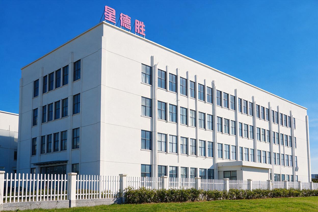 参考第一张图的高端商务建筑摄影风格，将这张厂房照片重绘为相同风… - 图片创意预览