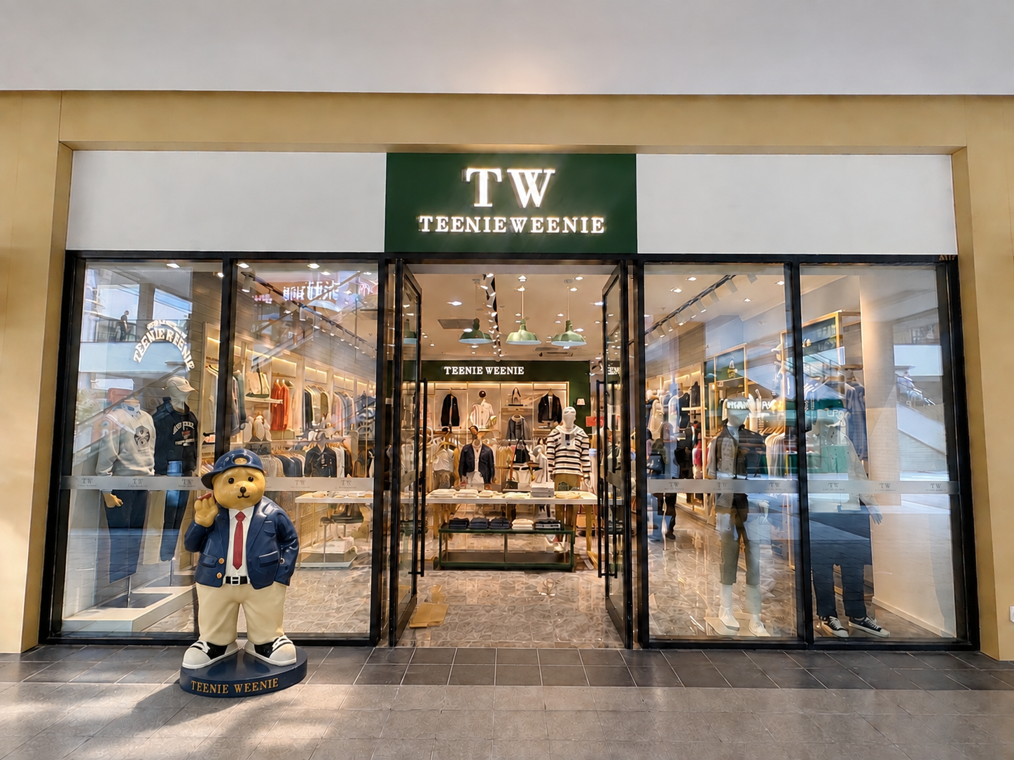 将TEENIE WEENIE小熊雕塑移动到店铺门外，位于左侧第… - 图片创意预览