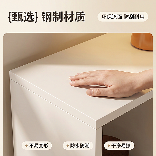 [主图 3] 奶白色钢制收纳储物柜材质细节展示，突出钢制金属工艺品质。
[氛围风格] 现代简约奶油风，温馨居家生活感；与主图1保持同一空间背景、光影与风格完全统一。
[画质] 商业摄影质感、光线柔和通透、产品清晰真实、画面干净高级。
[元素] 全屏放大展示奶白色钢制柜体表面材质细节，增加一只手轻轻触碰柜体表面，突出平整光滑的钢制金属质感。保持产品材质颜色与输入产品图绝对一致，杜绝任何变形和色差，精细化处理。
[光影] 柔和侧光打在柜体表面，突出金属板材平整质感和轻微反光，阴影柔和，纹理清晰。
[配色] 主色调奶白色柜体，辅助浅肤色手部，保持整体柔和奶油色系。
[视角构图] 微距特写视角，全屏满版展示材质纹理。
[文字版式] 顶部左侧主标题 "{甄选} 钢制材质"，深灰色最大号粗体无衬线；顶部右侧胶囊标签标注「环保漆面 防刮耐用」，深灰色字奶白底。底部悬浮三个亮点小标签，分别标注「● 不易变形」「● 防水防潮」「● 干净易擦」，深灰色小字。
[比例分辨率] 1:1 比例，2k 分辨率；文字清晰锐利，画面超高清。
[负向提示词] 变形，水印，文字错乱，产品图模糊，背景杂乱，颜色失真，结构变形。