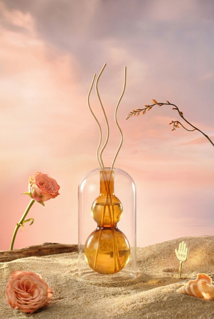 为图1的产品添加和图2同款的底座和道具，使用全能图像2.0模型，2:3预览效果