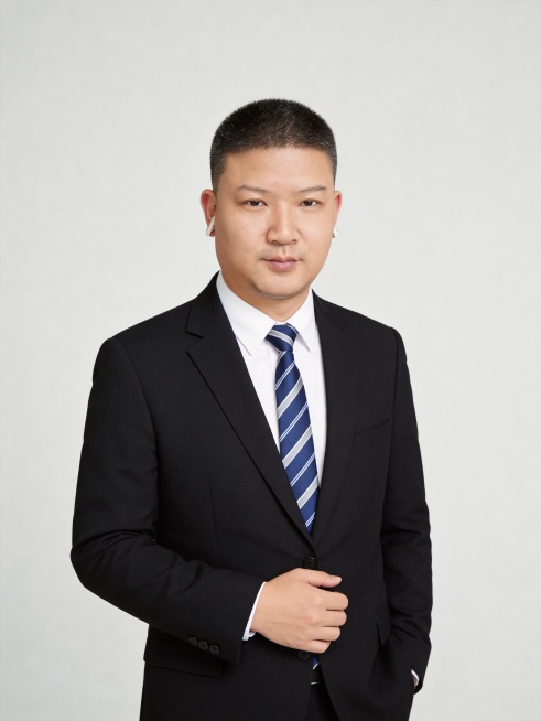 参考第一张图保留人物脸型､发型､年龄等特征生成职场形象照,参考第二张图人物占位和比例,标准焦段50mm,f/4光圈(f/2.8-f/4区间),平视视角(镜头与人物视线齐平);人物占画面70%,人物居中预览效果