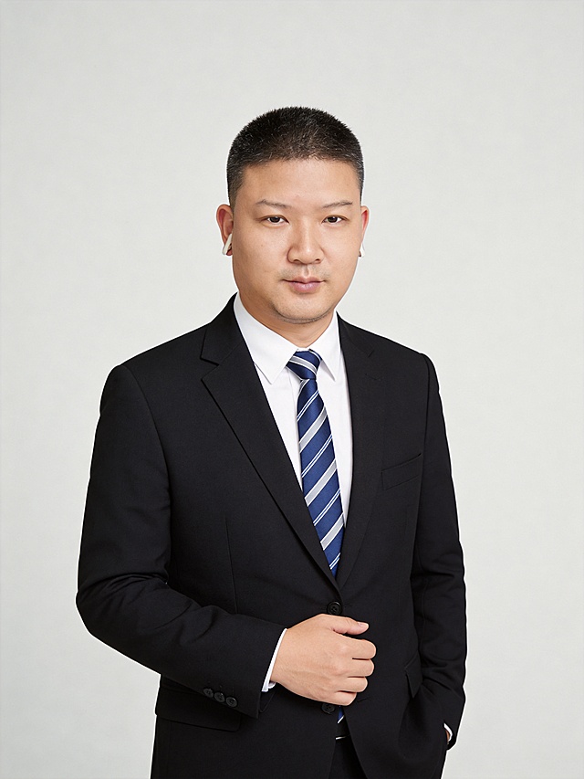 参考第一张图保留人物脸型､发型､年龄等特征生成职场形象照,参考第二张图人物占位和比例,标准焦段50mm,f/4光圈(f/2.8-f/4区间),平视视角(镜头与人物视线齐平);人物占画面70%,人物居中(居中构图),位于画面中心,为视觉聚焦点,入境范围头部及以下至臀部上方(半身);左右留少量背景空间;头部与画面顶部保留5%空间;头部发型完整,头肩比例协调;着装为黑色精纺羊毛商务西装外套(挺括无褶皱,质感清晰)､白色高支棉正装衬衫(细腻平滑,领口挺括规整)､蓝白灰细条纹真丝领带(垂坠感强,条纹规整无歪斜),经典商务黑+白+蓝灰配色,风格简约利落无多余装饰;人物表情自然平和,嘴角自然上扬,眼神澄澈直视镜头(目光坚定且澄澈,无涣散感),核心气质聚焦“专业可靠+亲和干练”;动作姿态为身体正对镜头,肩部自然放松不耸肩,头部微微前倾(幅度柔和不刻意);自然裸妆(面部干净无明显妆感,唇色微微润泽,无过度修饰);背景为简约浅灰度纯色背景(呈现均匀柔和质感,无渐变､无杂质､无阴影,极简干净);自然站姿,姿态单手置于腹前轻拂侧襟,另一只手插于裤兜;姿态端庄优雅,身姿挺拔;画质采用32k超高分辨率,细节极致清晰(完整呈现西装面料纹理､衬衫细腻肌理､领带条纹与垂坠质感),现代精致感风格;光影配置为4800k中性光,面部光比1:1.5,雾面柔光均匀覆盖面部,微微修饰脸型(弱化颧骨､下颌角棱角),无明显明暗交界线;肤质优化方面,在保留原生肤色基调的基础上整体提亮20%,去除面色暗沉､蜡黄感,呈现健康通透的自然肤色,微微冷白皮;避免“假白”,处理为哑光细腻质感,保留真实毛孔纹理(不磨皮过度),实现轻透裸肌效果,同时优化面部油脂反光点,去除细微瑕疵(痘印､干纹),避免“塑料感”“复制感”,保持皮肤原生肌理;彻底去除人物之外的所有无关元素(背景杂质､衣物浮尘､多余阴影､镜头反光等),画面纯净无干扰｡