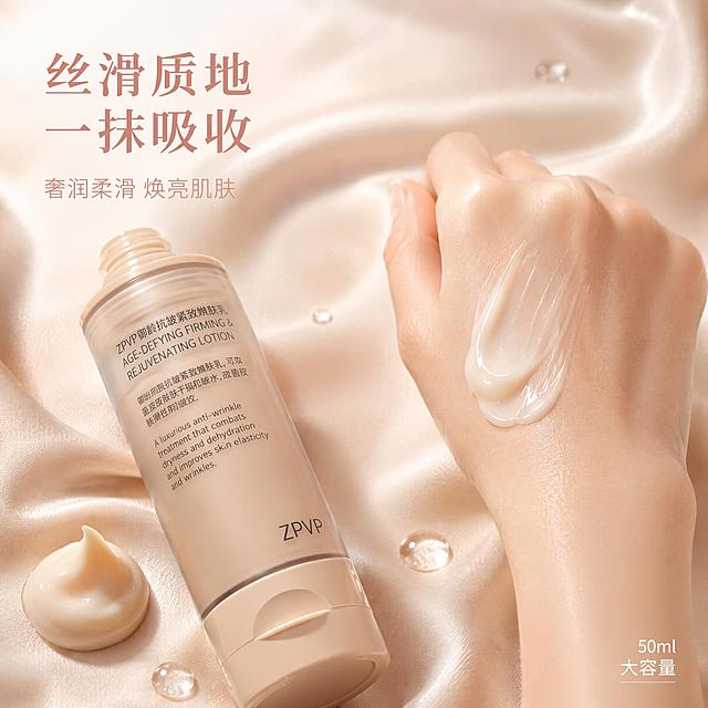 [主图-3] ZPVP御龄抗皱紧致嫩肤乳质地与肤感展示图
[氛围风格] 细腻柔润 高级肤感 温暖治愈 微距特写质感
[画质] 商业摄影质感 极致微距 超高清 细腻材质表现 真实肤感
[元素] 画面右侧展示一只女性手部手背 手背上涂抹了少量ZPVP嫩肤乳 呈现细腻丝滑的乳霜质地 有自然光泽和延展痕迹 左侧放置ZPVP产品瓶身 瓶口微开 旁边有一小坨挤出的乳霜特写 乳霜呈现细腻柔滑的质感 带细微珠光 背景为浅米色丝绸缎面背景 有柔和褶皱 周围点缀几滴透明精华液滴 保持产品外观即物理结构材质质感颜色与输入产品图一致 杜绝变形色差 商品主体占比约50% 画面满屏无边框 画面禁止出现多余的手 多余的手指 畸形手 融合手指 手部扭曲 肢体穿模
[光影] 左上方柔光主光 暖调光线 乳霜表面有细腻高光 丝绸背景有柔和光泽过渡 手部皮肤质感通透 整体光线温暖柔和 光比舒适
[配色] 主色调裸粉色+暖米色 辅助色肤色+透明水色 整体暖调柔润感
[视角构图] 俯视微侧角度 手部和产品形成对角线构图 景深较浅 焦点在乳霜质地特写处
[文字版式] 左上负空间左对齐两行主辅文案 大字主文案丝滑质地 一抹吸收 裸粉色大号粗衬线体 辅助文案奢润柔滑 焕亮肌肤 约半高同色系略浅 右下角小字标注50ml 大容量 细体
[输出要求] 1:1比例 文字清晰锐利 超高清商业摄影质感
[负向提示词] 变形 文字错乱 产品模糊 背景杂乱 水印 电商平台Logo 多余手指 手部扭曲 畸形手