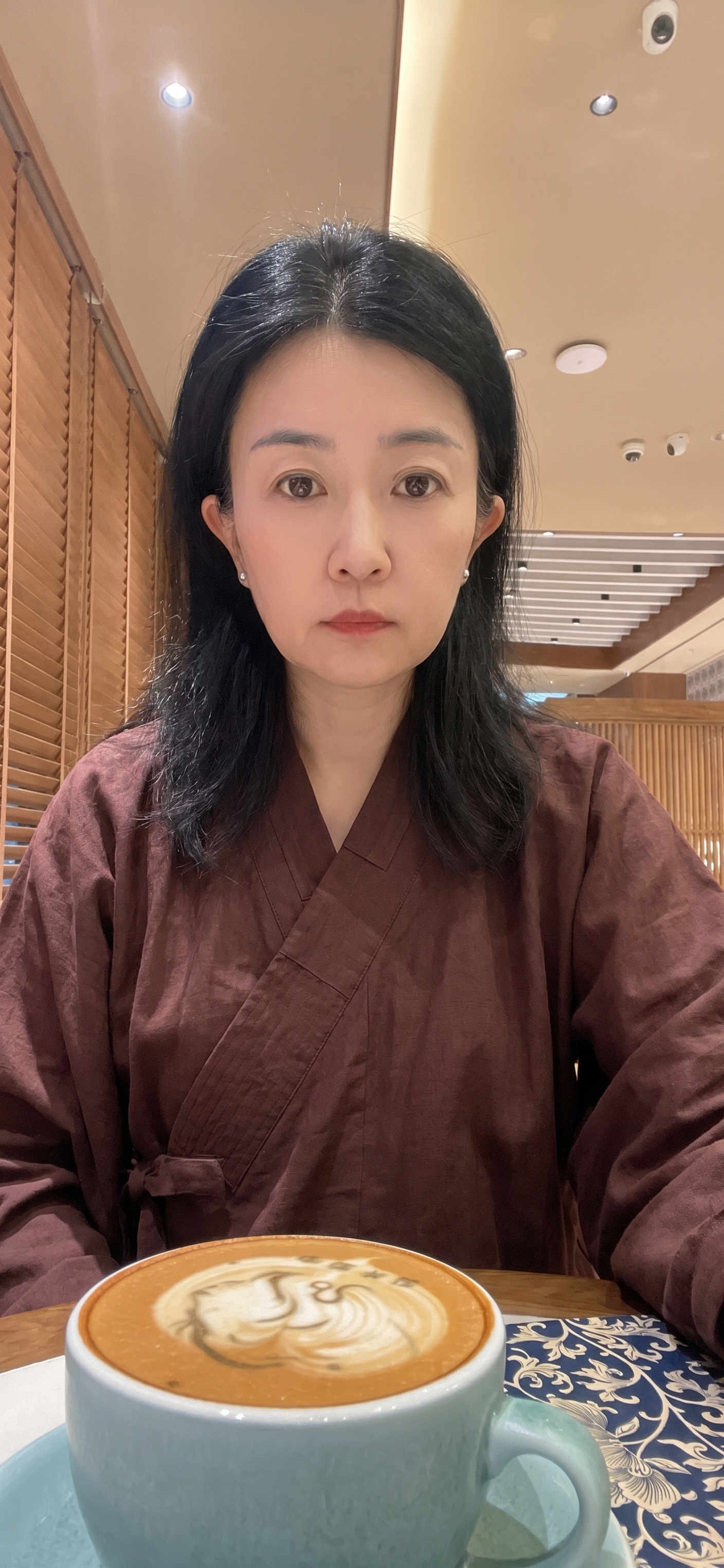 请将参考图1的【木兰色女款禅修居士服长袍】1:1还原其款式、颜… - 图片创意预览