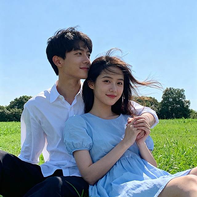 帮我生成20个写实风格的甜蜜浪漫主题的情侣照片，背景包括海边日落、蓝天绿地、室内温馨场景与黑白漫画等多种风格，情侣们或相拥、比心、亲吻、对视互动，整体色调丰富多变，洋溢着温暖幸福的氛围，呈现多样化的浪漫视觉叙事风格。