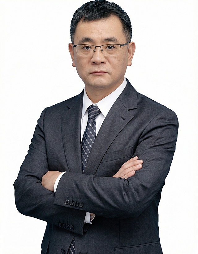 补全这张照片双手抱胸