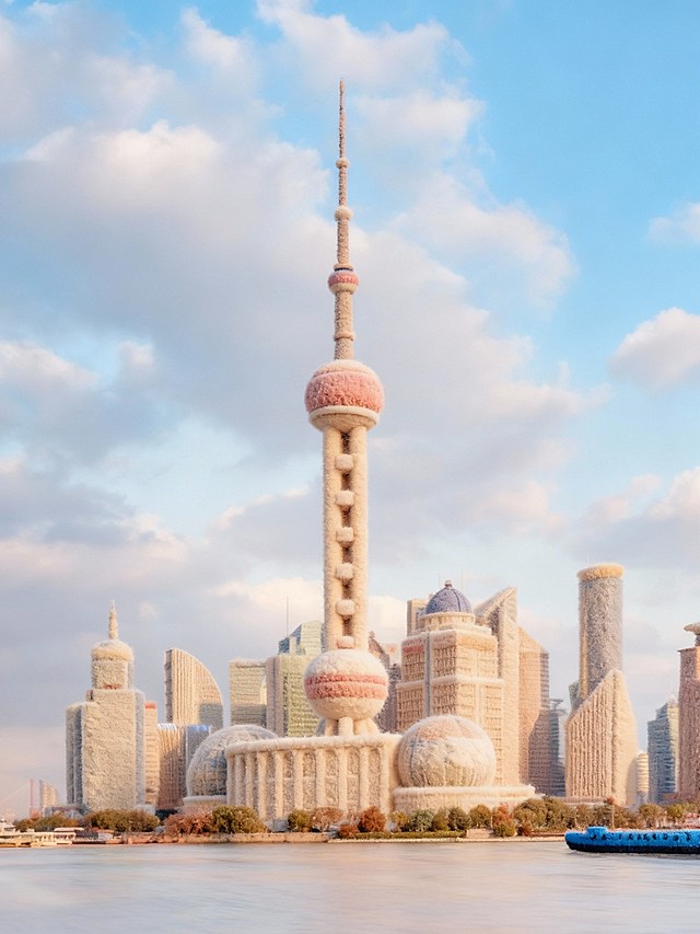 建筑整体呈现出全毛绒质感的风格，毛绒有层次感，毛绒颜色为彩虹色调。建筑保留原始形状，各个部分都如同被几种颜色柔软的毛绒材质精心包裹