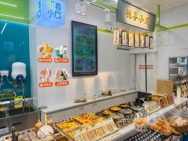 把图二下方的四个带文字图标（早餐套餐、DIY奶咖、茶甜点、24H套餐）抠出来，放到图一的左侧，按两个一行排列；然后在图一的右下角添加一些热食装饰图片，保持原图整体风格自然