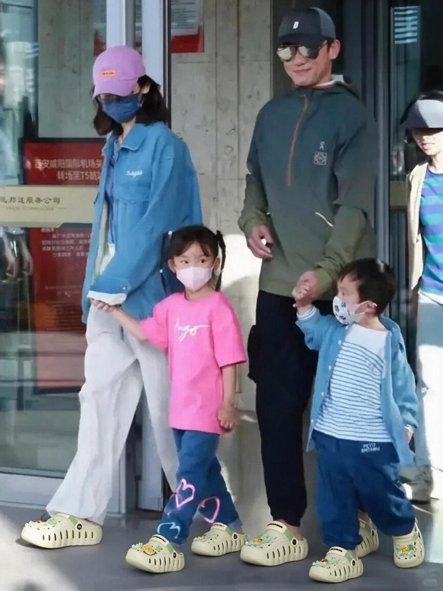 将第二张图中人物脚上的鞋子替换为第一张图中的鞋子款式，保持第二… - 图片创意预览