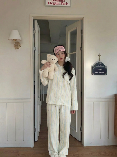 生成5个不同的动作，可以和娃娃互动，表情可以眨眼，可以嘟嘴预览效果