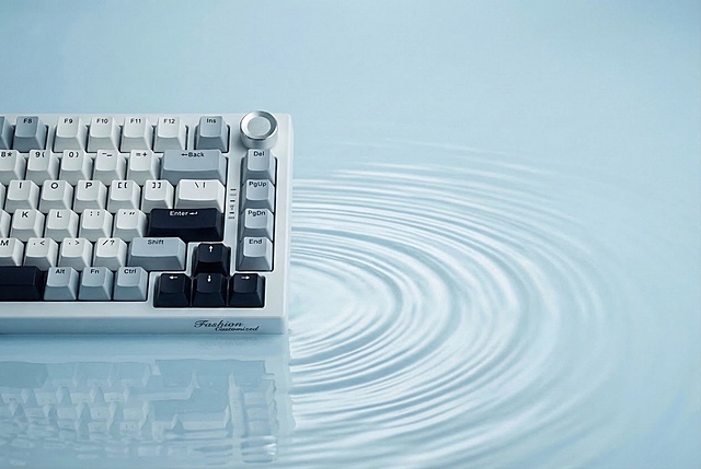 将图1键盘的配色替换为图2键盘的配色：F8、Ins、Back、Alt、Fn、Ctrl、右侧功能区侧键（Del/PgUp/PgDn/End）、Shift键为浅灰蓝色，字母/数字/符号键为白色，Enter、方向键、空格键为黑色，键盘外壳为白色，保持图1的浅蓝色水波纹背景、键盘倒影、光影、构图、键盘位置完全不变