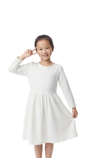 小女孩儿半身照或全身照，简单的白色背景，服饰维白色长袖裙子，头发梳理工整，微笑，有一些活泼可爱的动作，摄影模特风格，4k竖版9:16，三张预览效果
