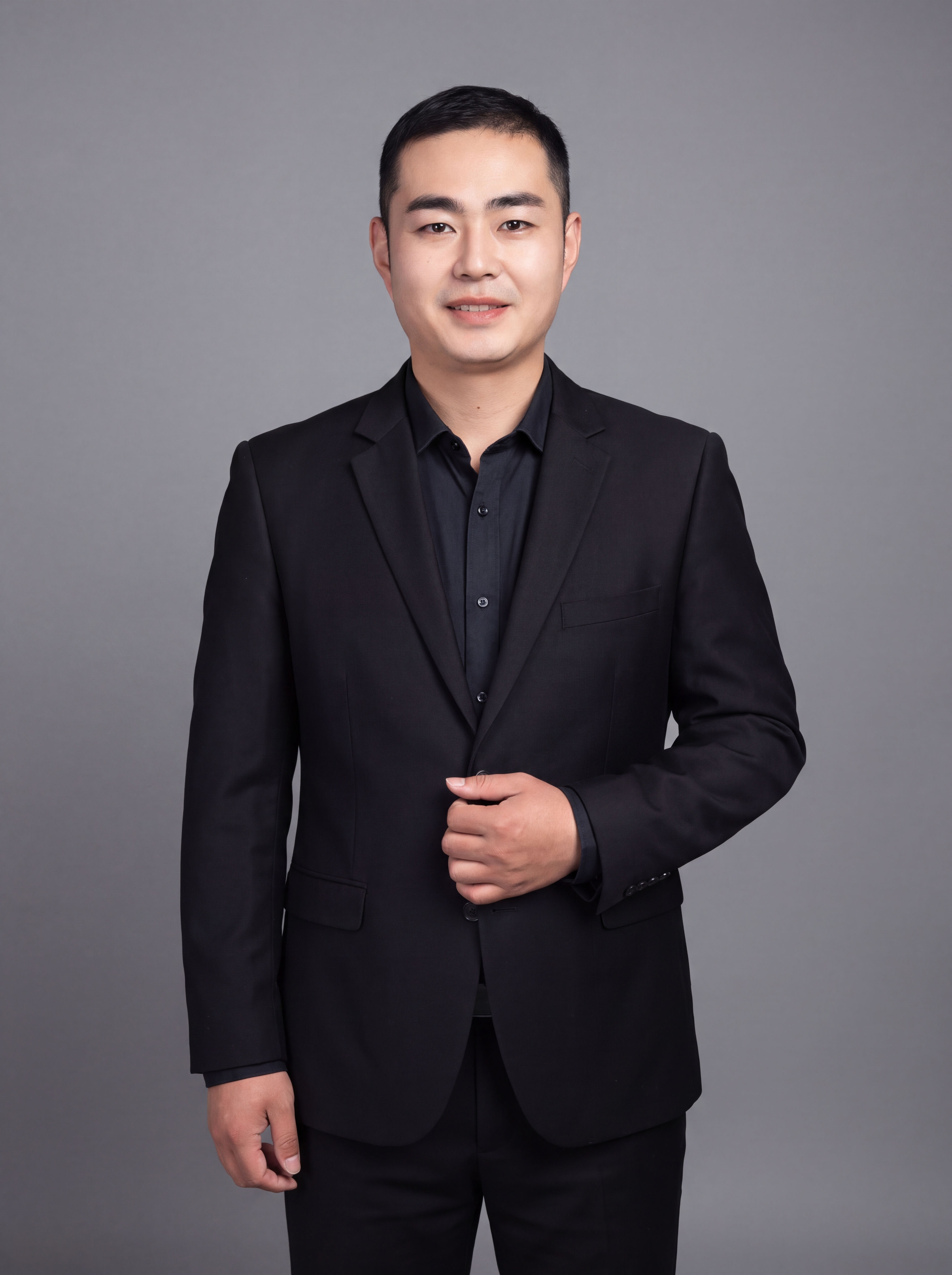 参考图中保留人物脸型、发型、年龄等特征生成职场形象照,标准焦段… - 图片创意预览