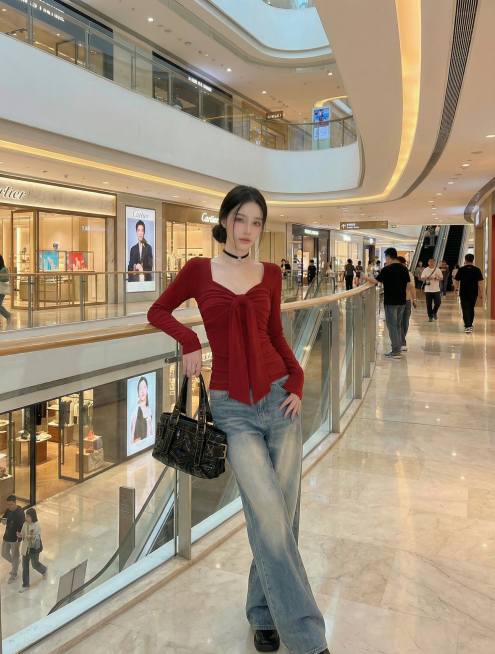 「图片1」生成几张不同姿势的图片，靠栏杆、侧身，背后等动作预览效果