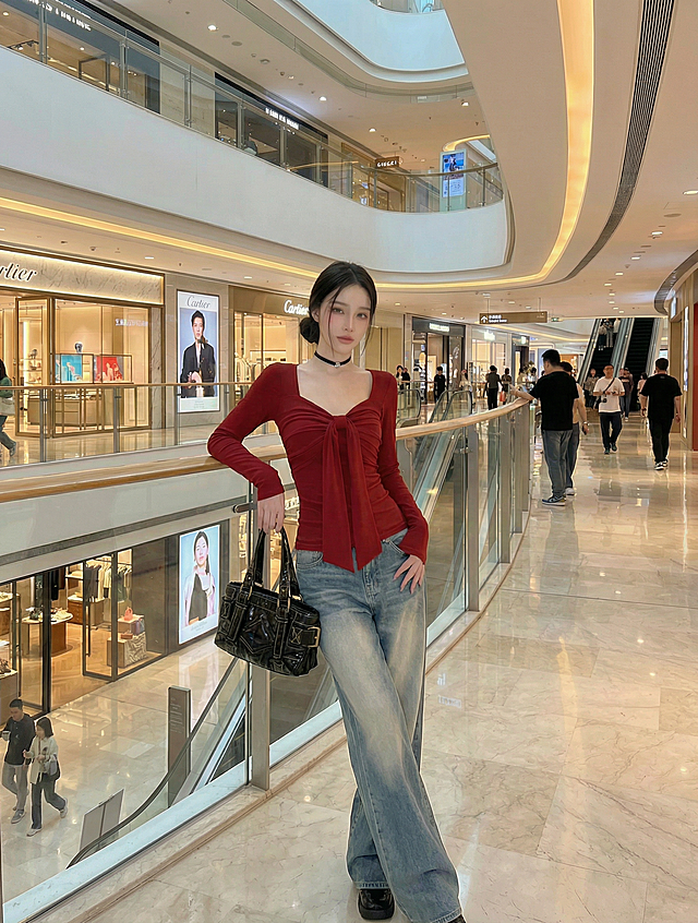 「图片1」生成几张不同姿势的图片，靠栏杆、侧身，背后等动作