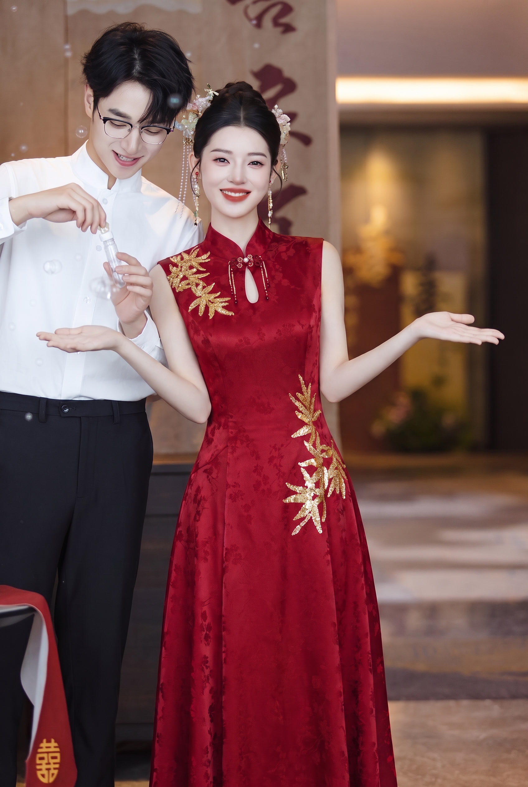 将参考图1中的红色无袖立领旗袍礼服完整还原，包括金色竹叶亮片刺… - 图片创意预览