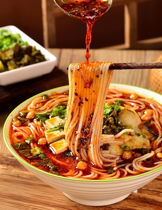 把这碗渔粉改成麻辣口味，增加红油辣椒，整体色调更红亮浓郁，保持原有构图和食材搭配